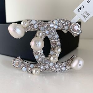 XL Pearl Chanel broach pin